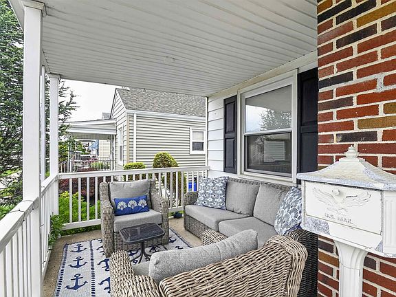 3rd image of 216 N Mansfield Ave