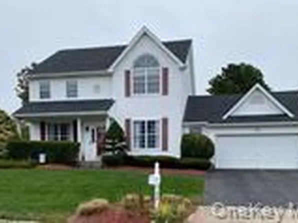 32 Willowbend Lane, Holtsville, NY 11742