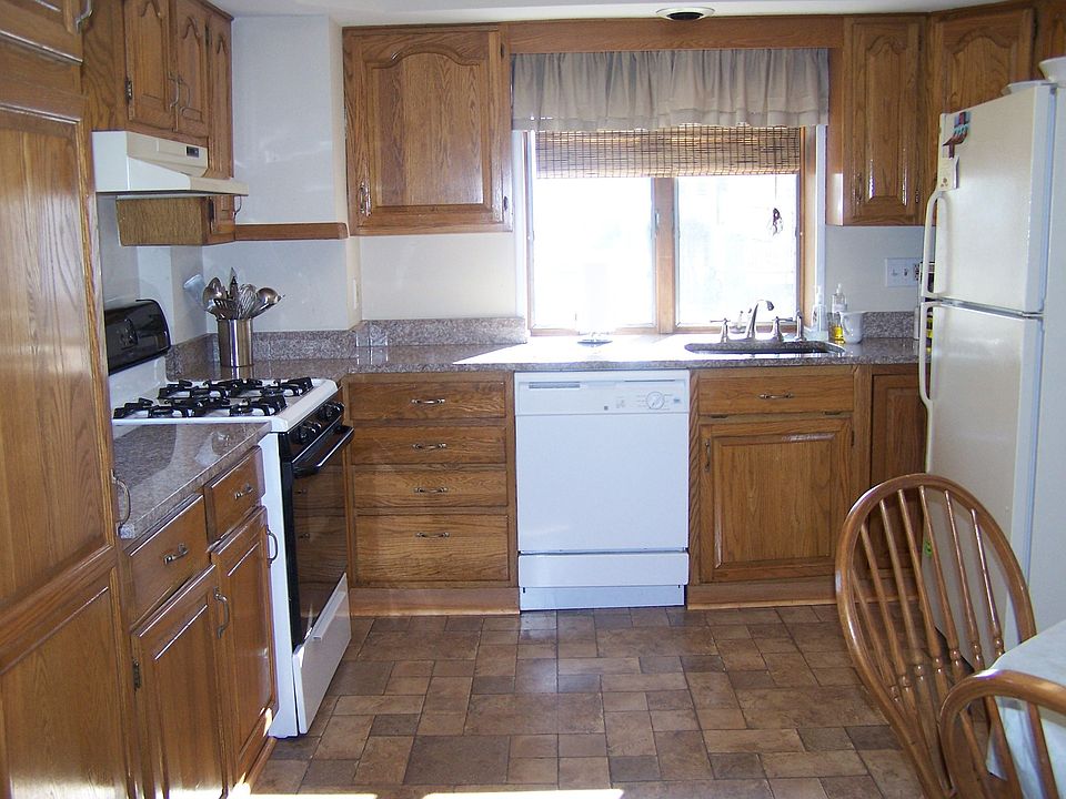 Oak cabinetry, Granite countertops & Pergo flooring!