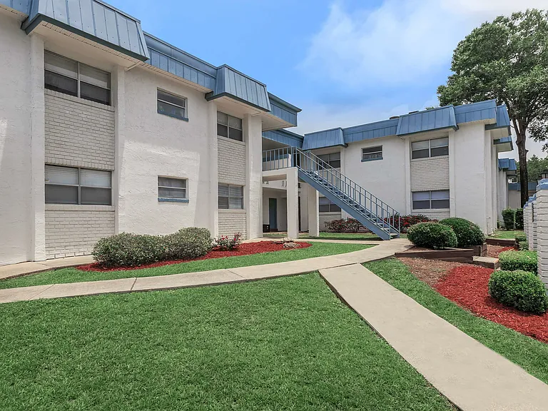 Rolling Hills Apartments — Photo 1