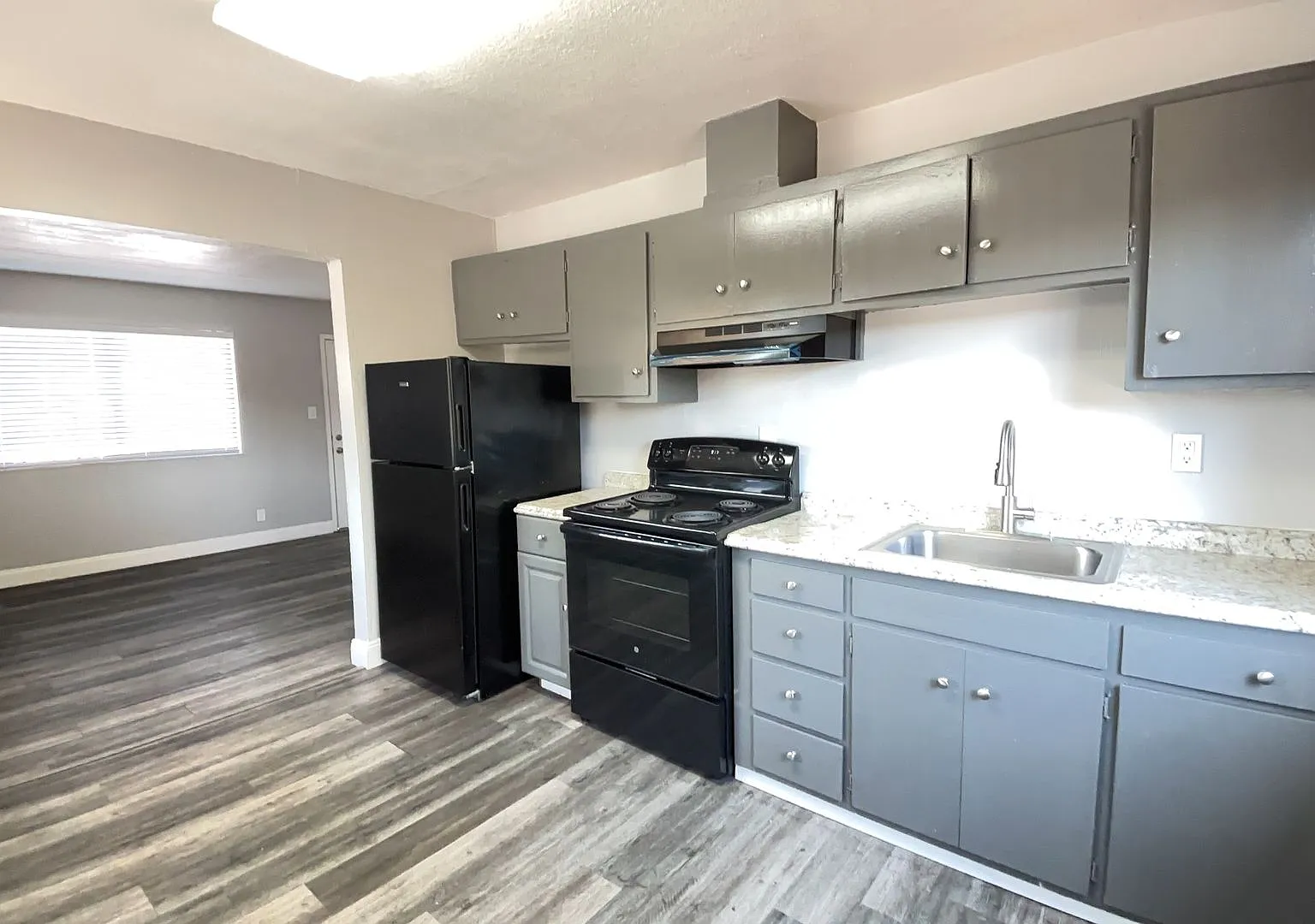 2 bed, 850 sqft, $2,200 — Photo 1