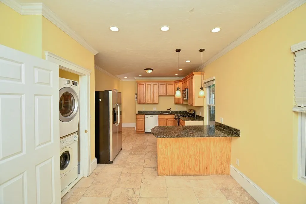 4 bed, 900 sqft, $3,600 — Photo 4