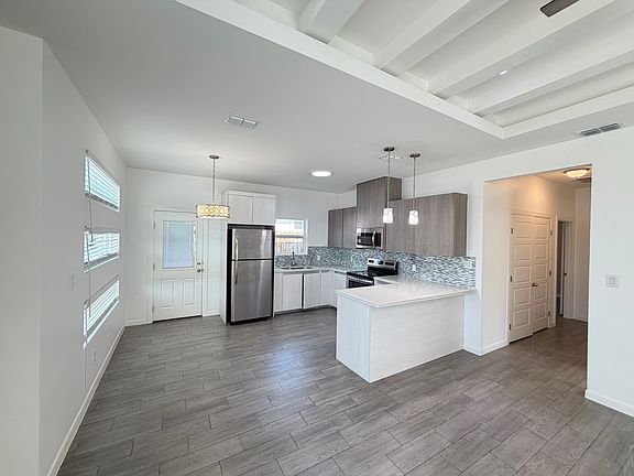 3rd image of 909 W Carmel Ave #2