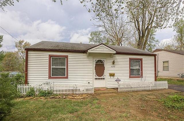 1st image of 2642 S 51st St
