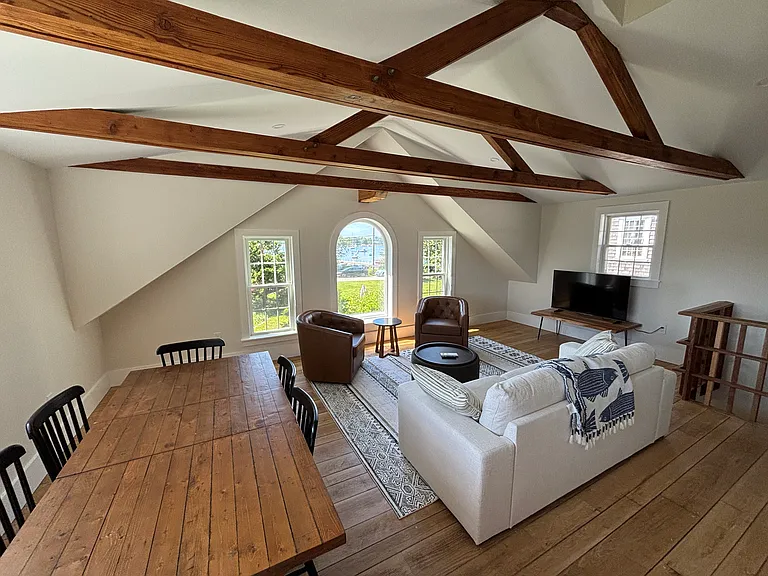 Upstairs: living area