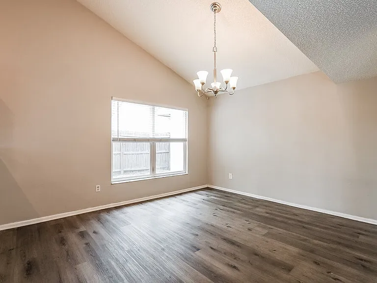 1029 Beckstrom Dr — Photo 5