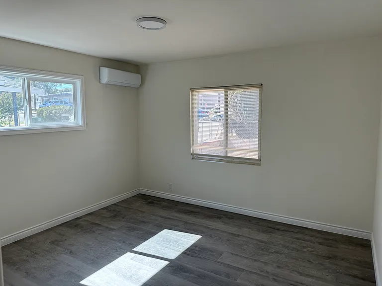 1098 W Nicolet St — Photo 8