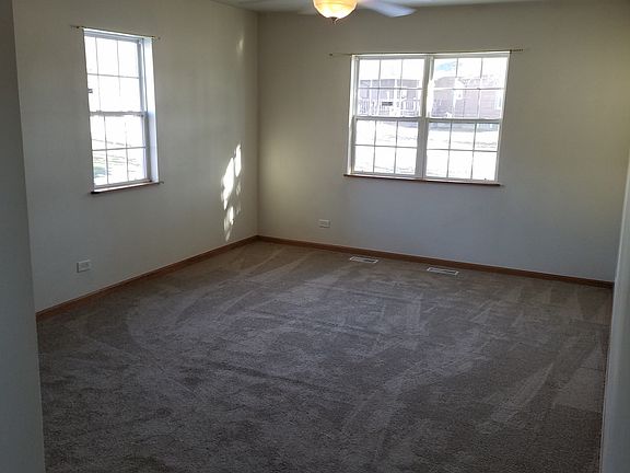 Master bedroom w/new carpet