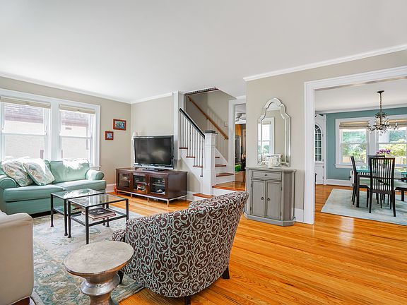 4th image of 521 Stanley Ave