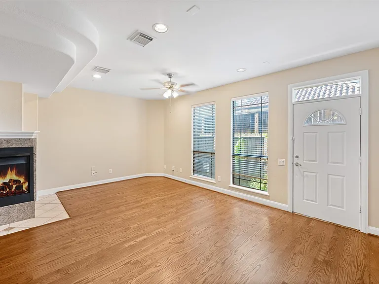2406 Calumet St — Photo 14