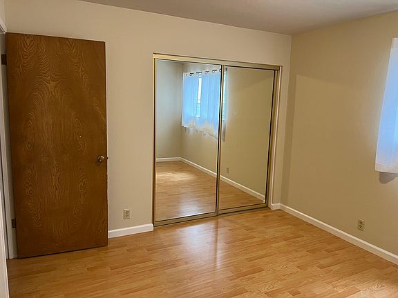 2nd image of 3215 Vicente St