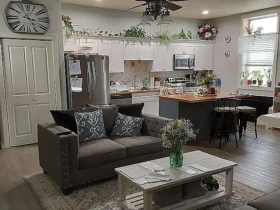 3 bed, $2,395 — Photo 2