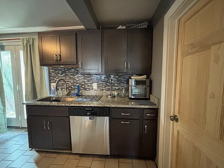 39 Annandale Rd #H — Photo 4