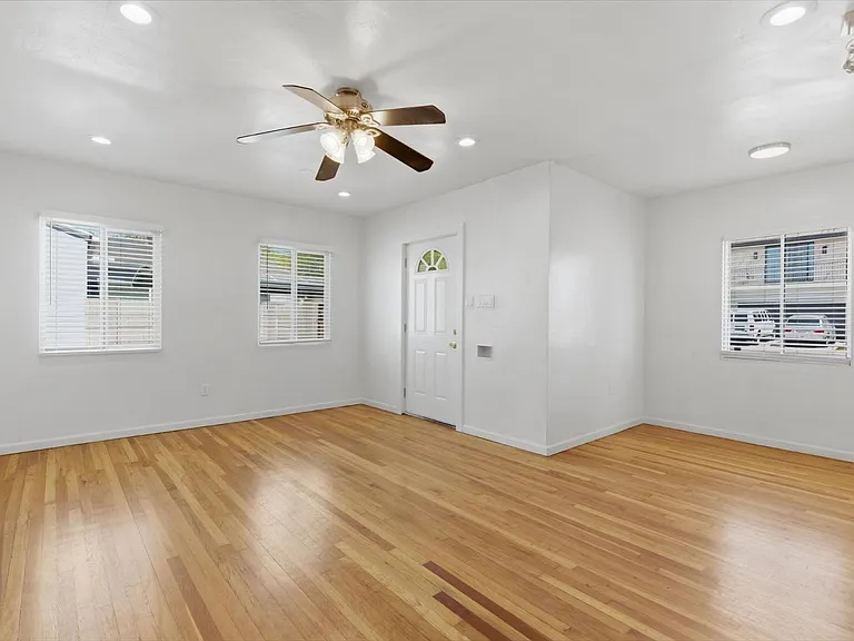 361 E Clarendon Ave — Photo 7
