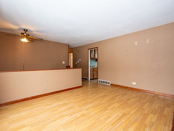 3rd image of 1519 N Pleasant Dr
