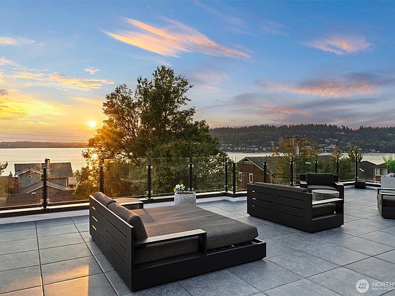 2nd image of 903 N 33rd Place