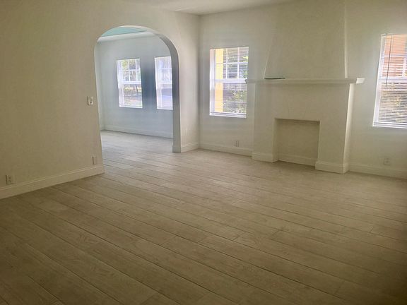 4th image of 407 S Lakeside Dr