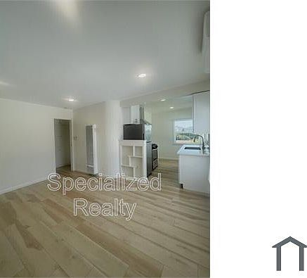 4th image of 3216 1/4 Division St