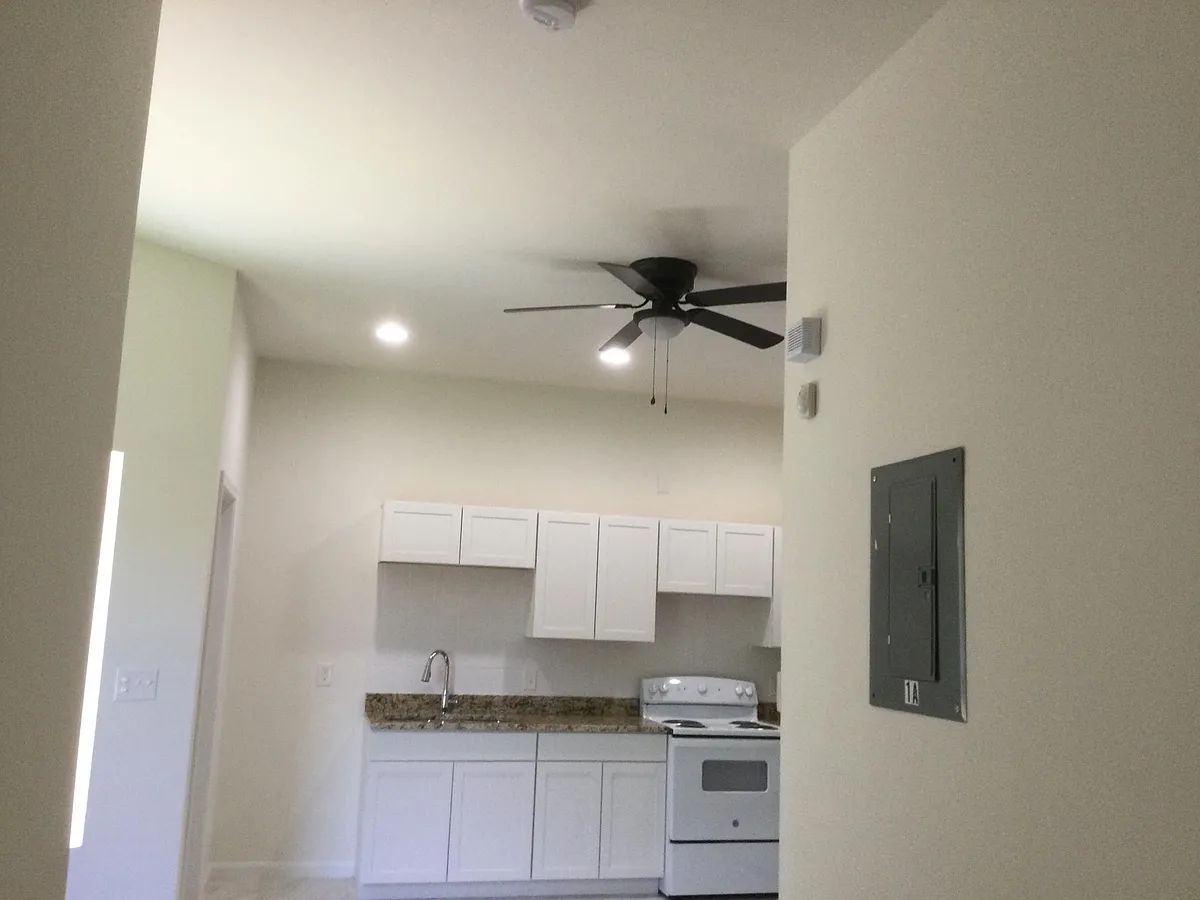 Building Photo - 3027 Windsor Ave #1