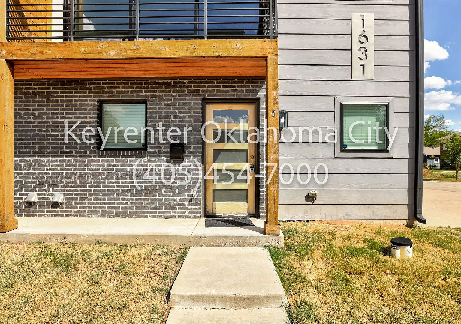 Gorgeous 2BD/2BTH Luxury Apartment in the Heart of the Plaza and Paseo District — Photo 4