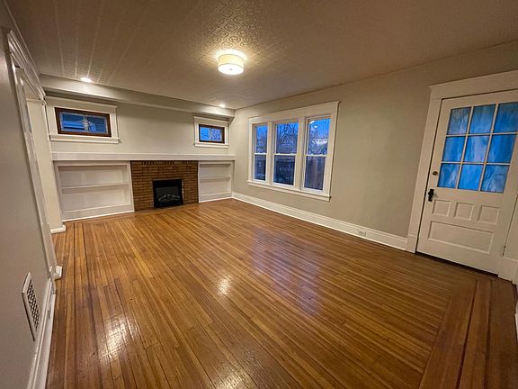 5th image of 32 Sterling Ave Unit 2