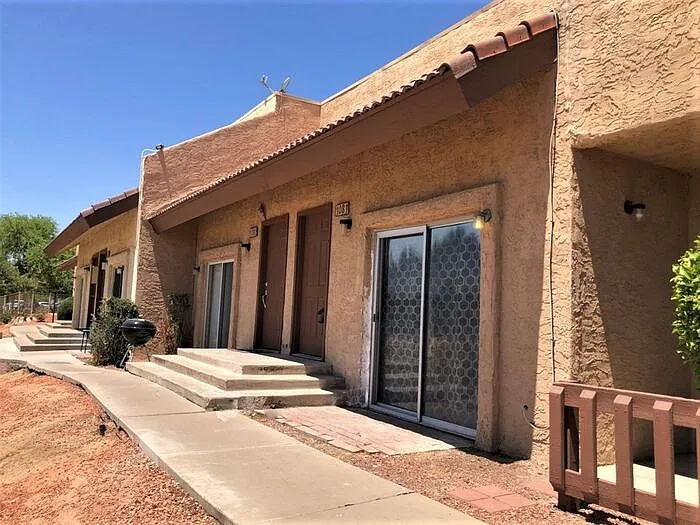 1 bed, 1.5 bath, 706 sqft, $925 — Photo 2