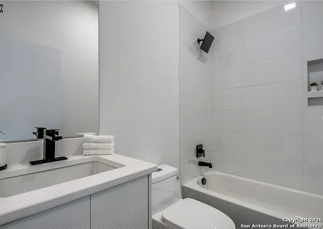 630 E Carson St — Photo 37