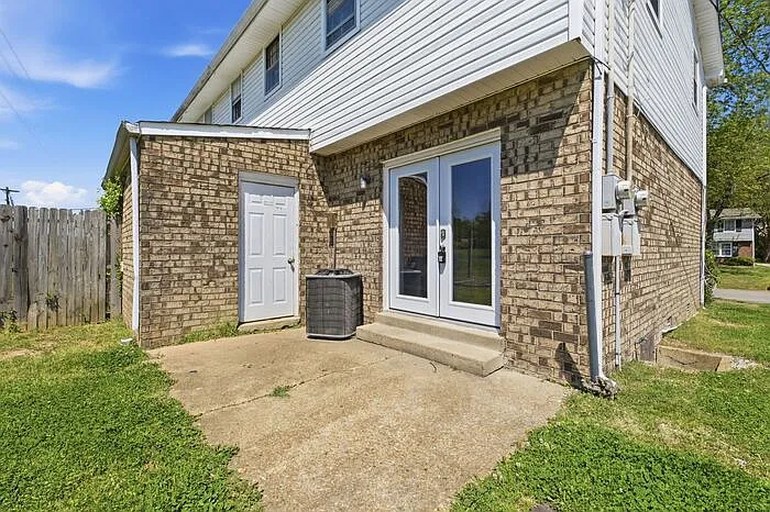 741 McPherson Dr — Photo 2