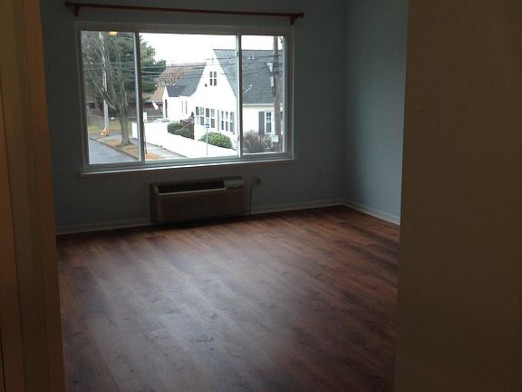 4th image of 69 Harbor Ave