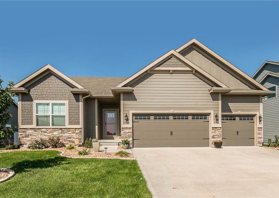 1st image of 412 NE Westgate Dr