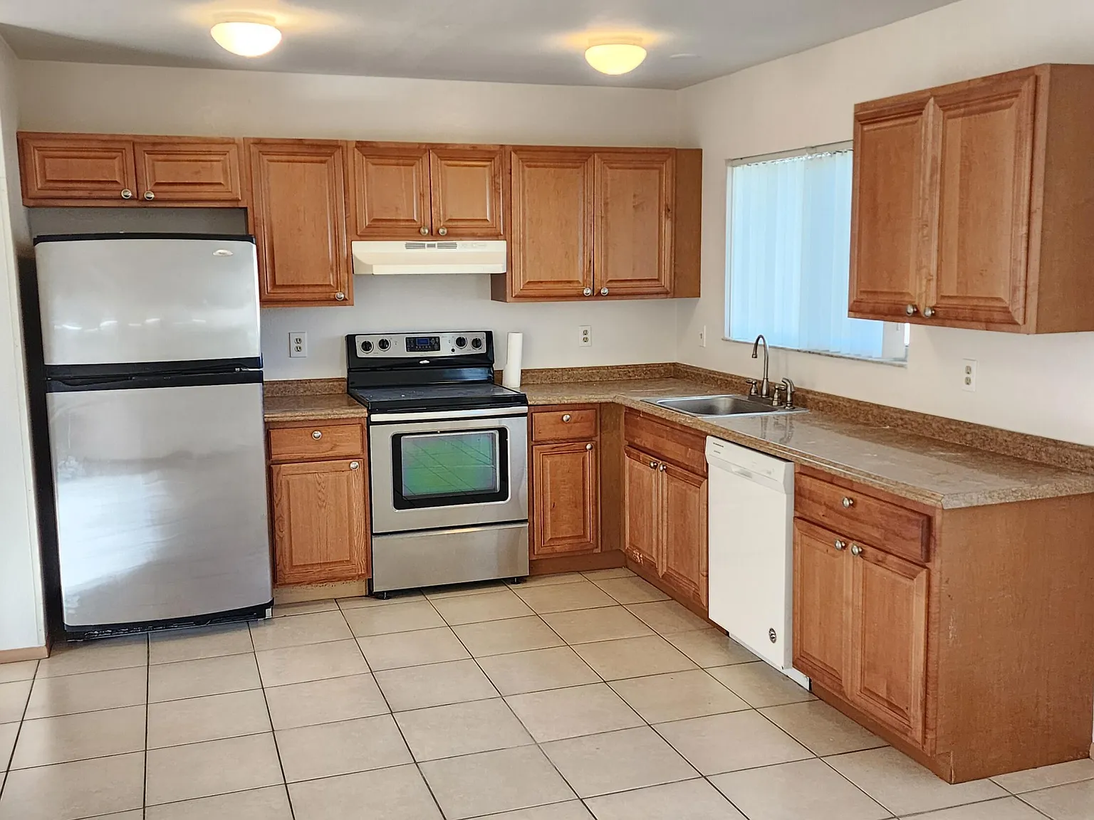 3 bed, 2.0 bath, 1176 sqft, $2,200 — Photo 3