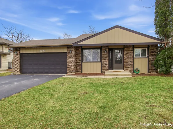 1920 Island Ct, Woodstock, IL 60098