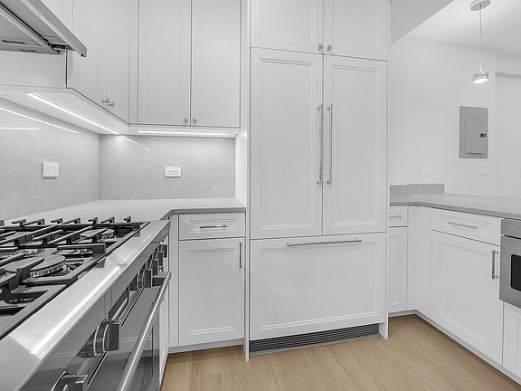 3rd image of 165 E 66th St APT 4C