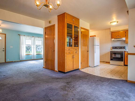 4th image of 1920 Meadow Ln