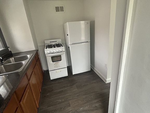 2nd image of 9 Hawthorne St #2