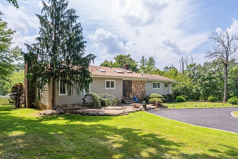 1st image of 220 Horseshoe Rd