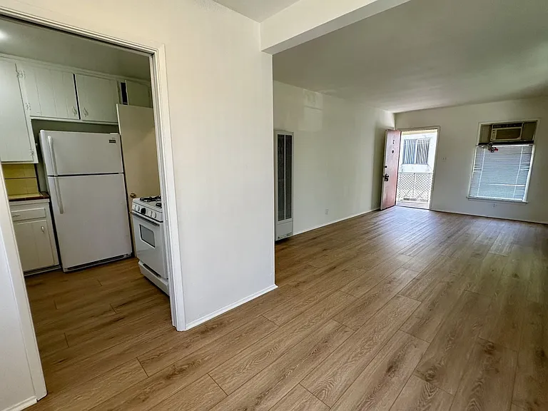 340 N Isabel St — Photo 9
