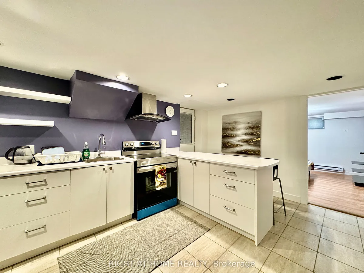 Building Photo - 1196 Avenue Rd #BASEMENT