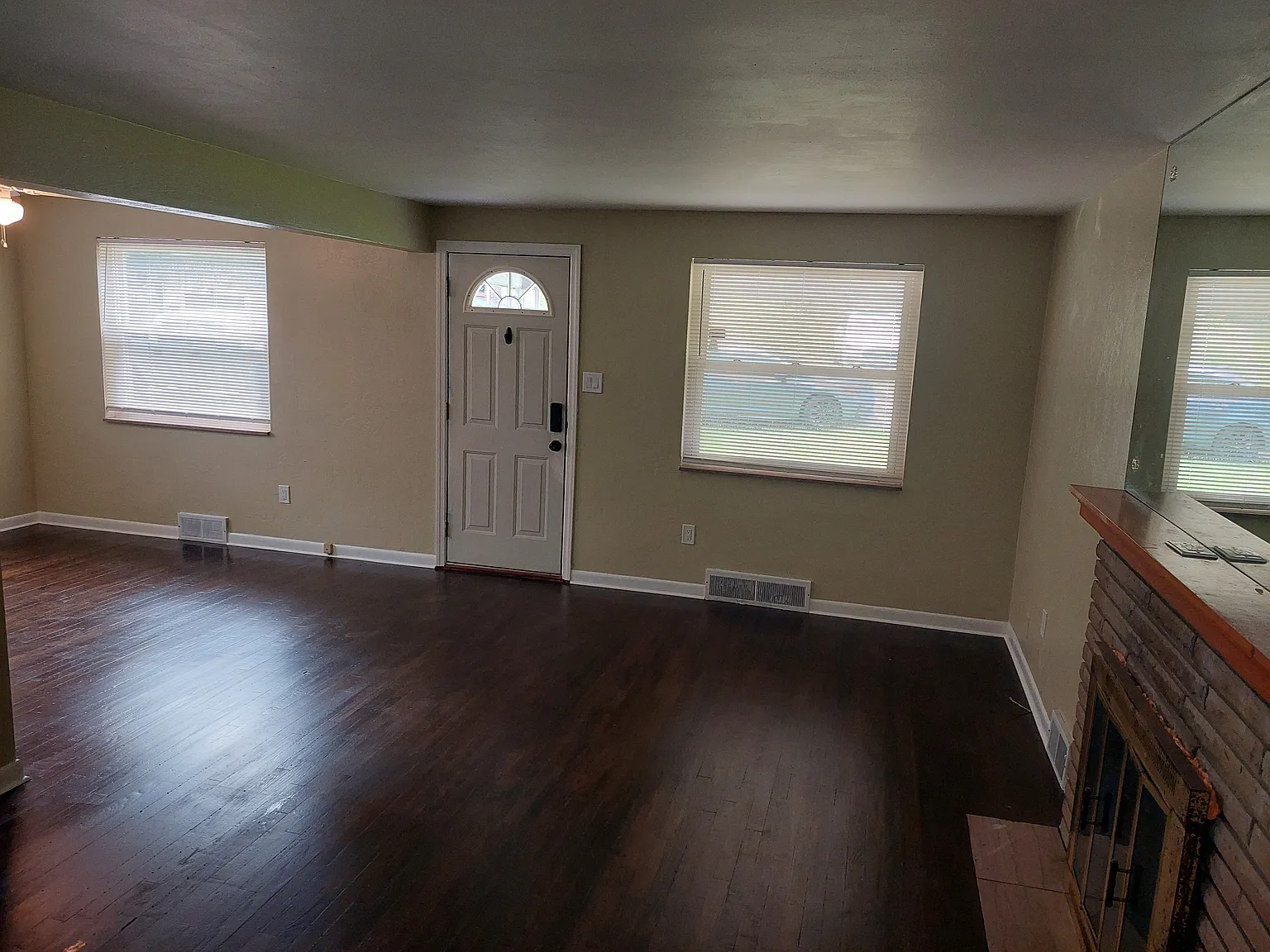 2 bed, 1.0 bath, 1008 sqft, $1,250 — Photo 2