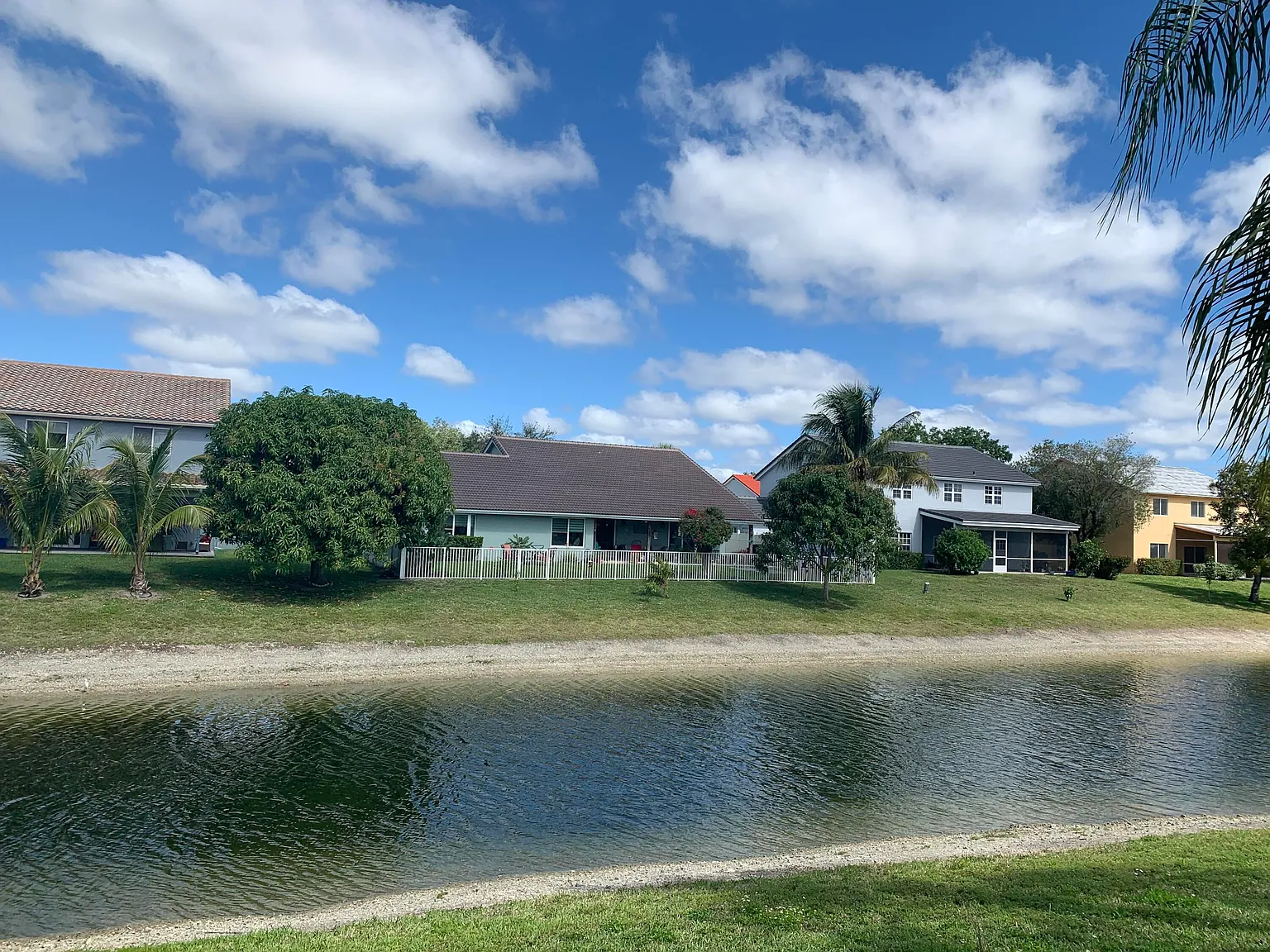 4 bed, 2.5 bath, 2768 sqft, $4,890 — Photo 4