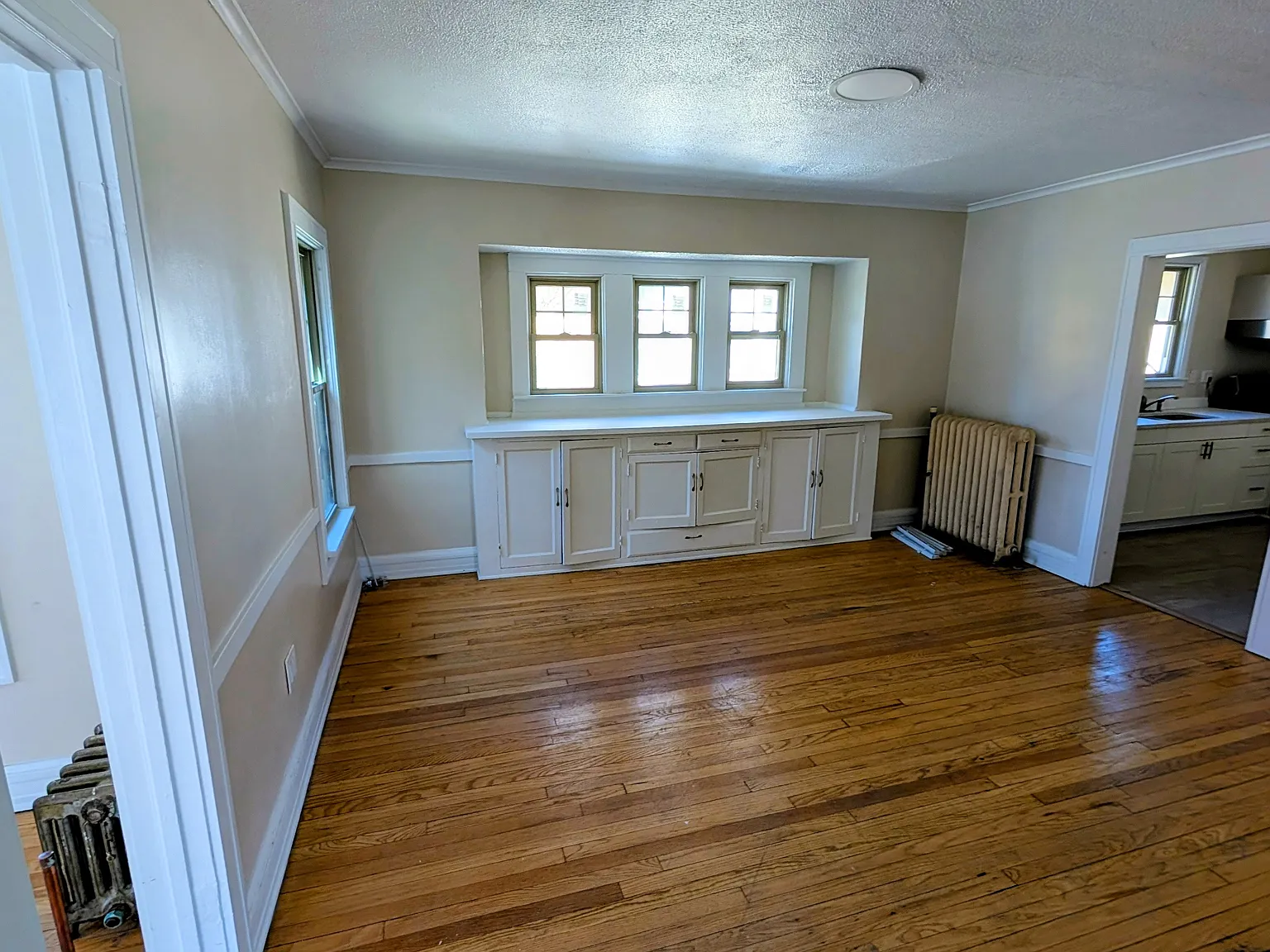 3 bed, 1300 sqft, $2,200 — Photo 2