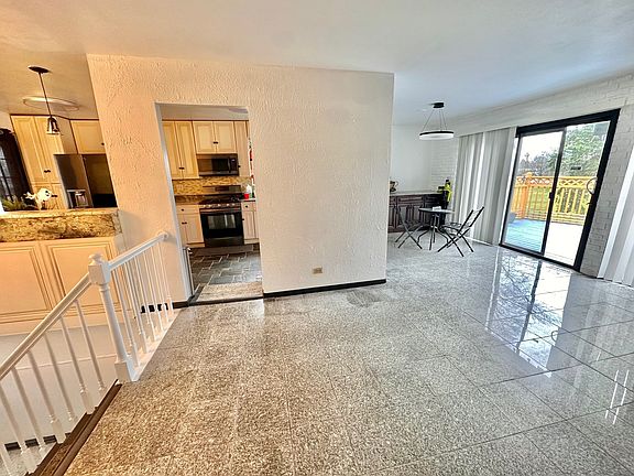 4th image of 4050 Bayside Dr