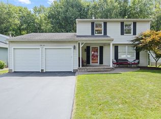 46 Meadowlark Dr, Penfield, NY 14526
