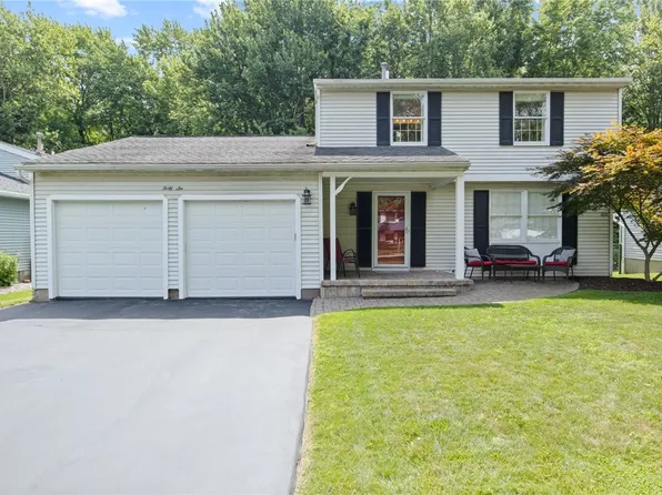 46 Meadowlark Dr, Penfield, NY 14526