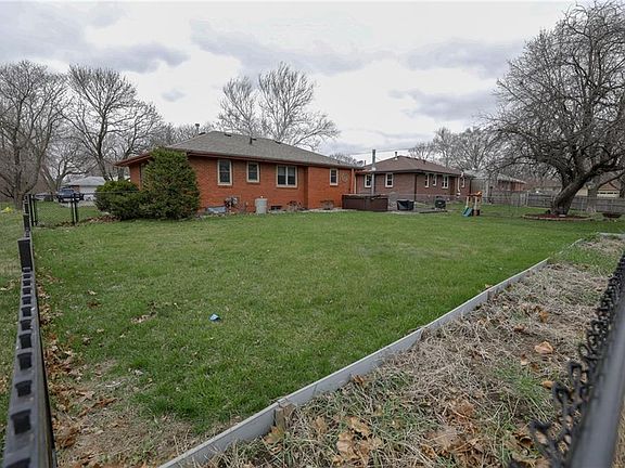 5th image of 813 Tyler St