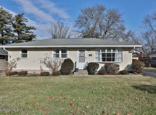 27 Farley Dr, Rensselaer, NY 12144