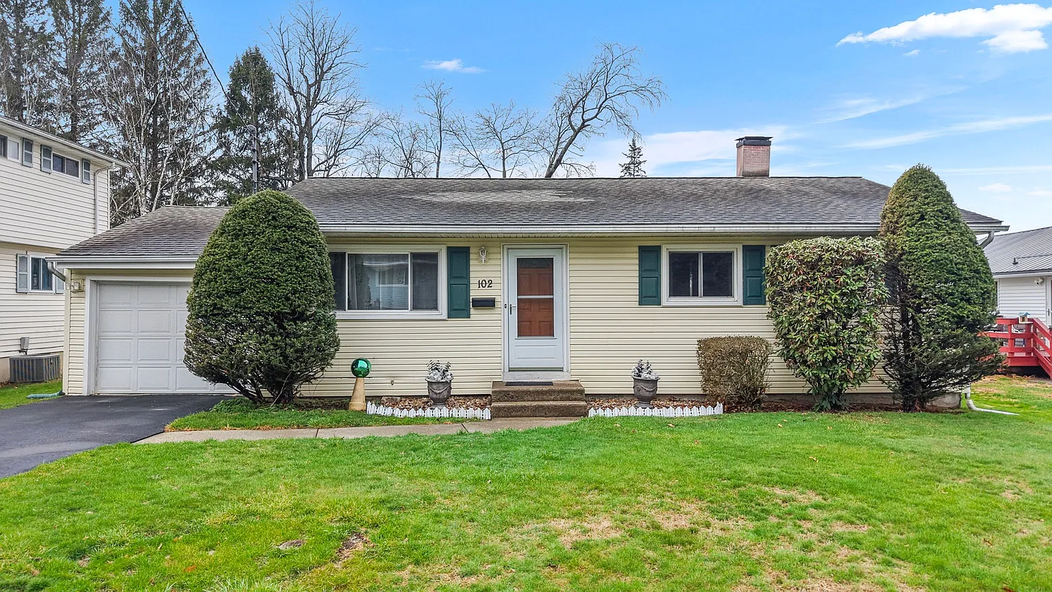 102 Orchard Ave photo 1
