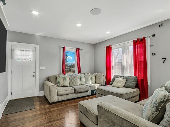 3rd image of 1313 W Cornelia Ave