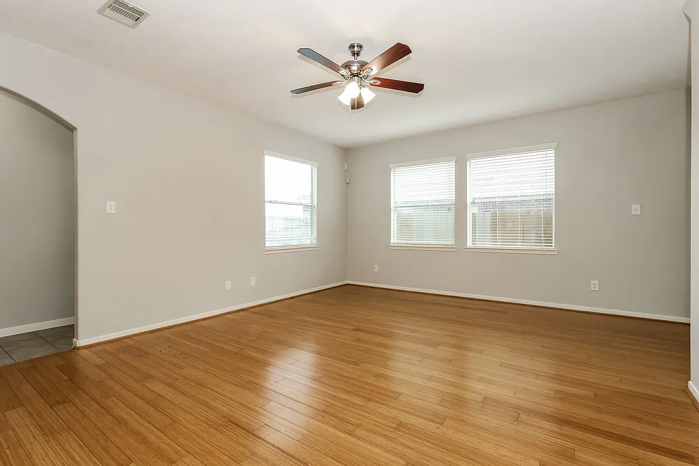 4 bed, 2.5 bath, 2718 sqft, $2,660 — Photo 4