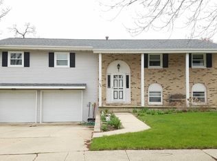 306 Georjean Ct, Sycamore, IL 60178